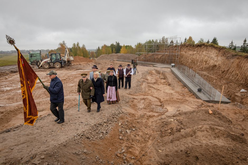 Kryžkalnyje pradėtas statyti memorialas Lietuvos partizanams