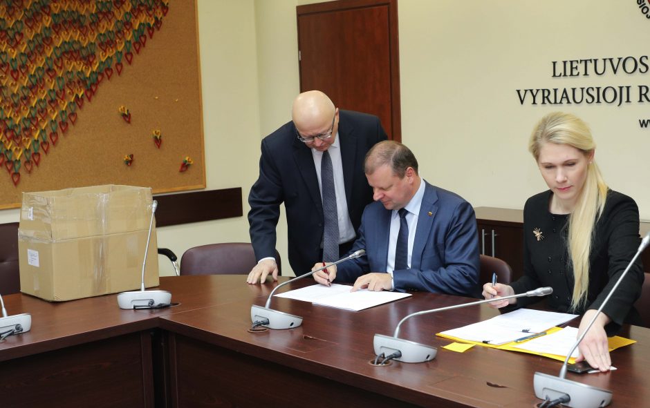 S. Skvernelis įteikė parašus VRK dėl dalyvavimo prezidento rinkimuose