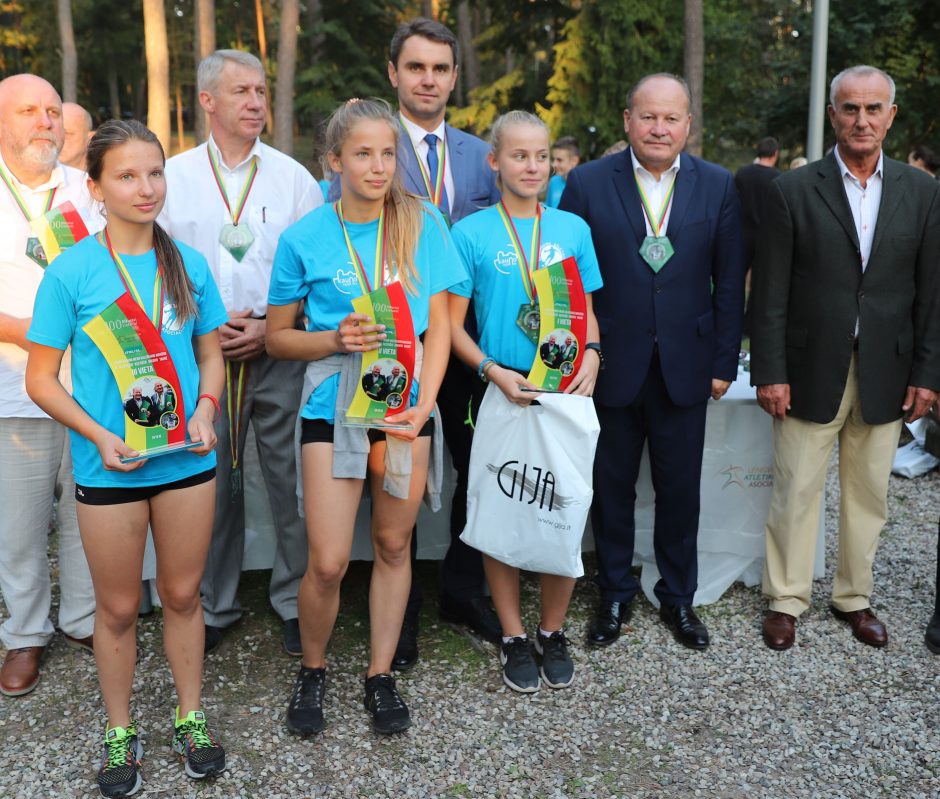 Jaunieji bėgikai išmėgino jėgas Kulautuvos parke