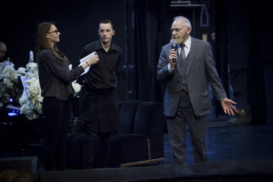 Teatro mylėtojams akis atstoja širdys