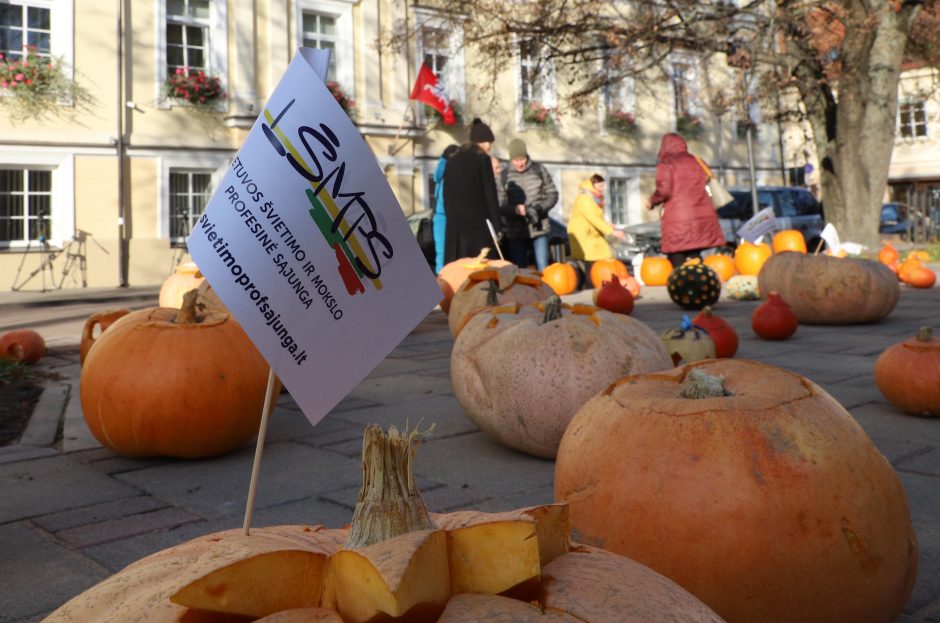 Mokytojai prie Švietimo ministerijos surengė akciją su moliūgais