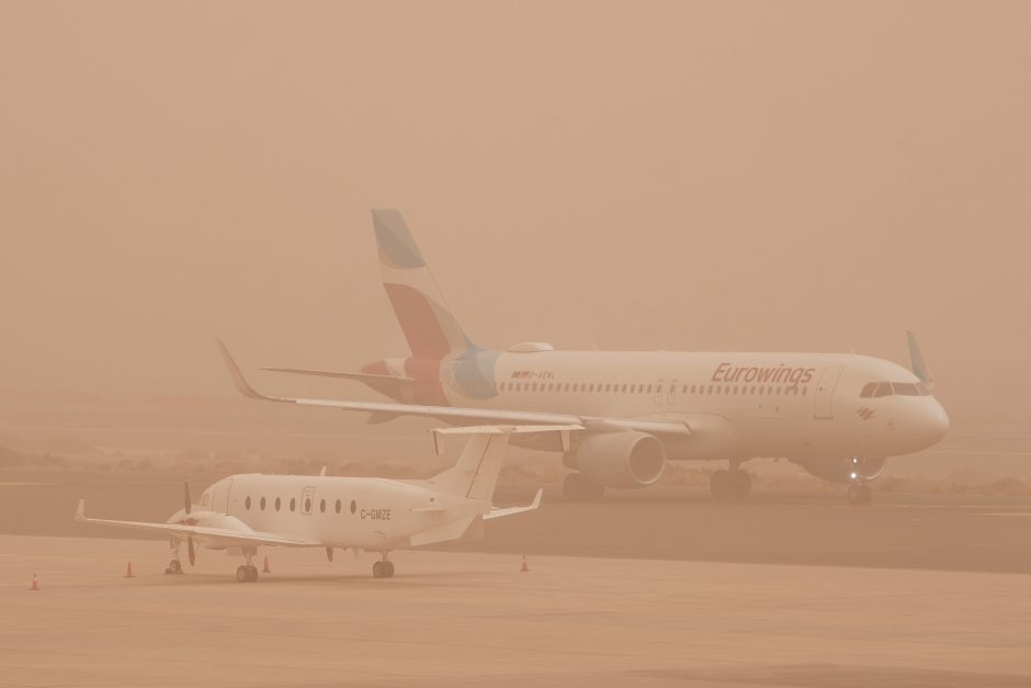 Kanaruose po dulkių audros vėl atidaryti oro uostai