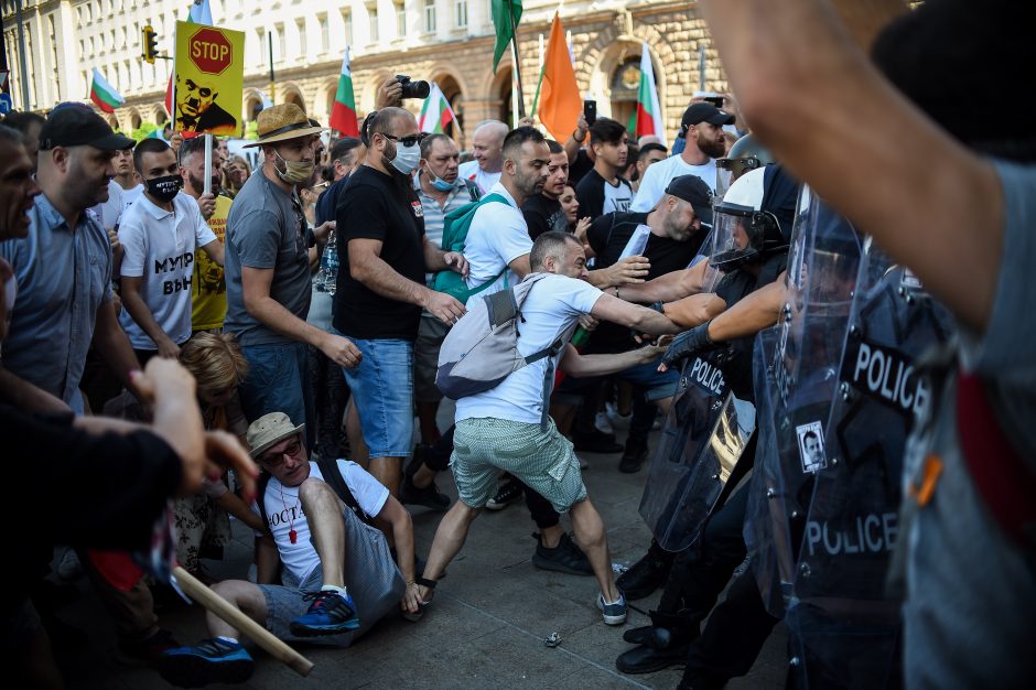 Bulgarijoje per protestuotojų ir policijos susirėmimus sužeisti dešimtys žmonių