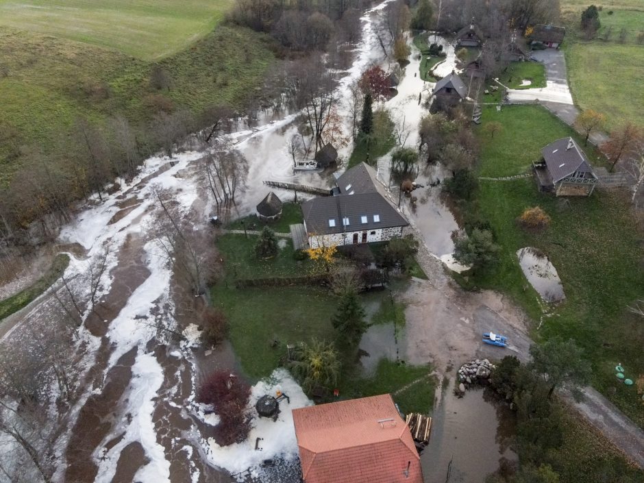 Potvynis pajūryje neslūgsta: Klaipėdoje vanduo kyla lėčiau, Kartenoje situacija stabilizavosi