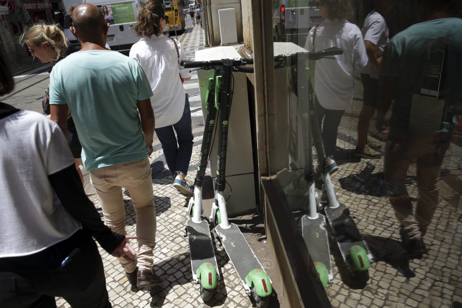 Lisabona įvedė baudas už ant šaligatvių paliekamus elektrinius paspirtukus
