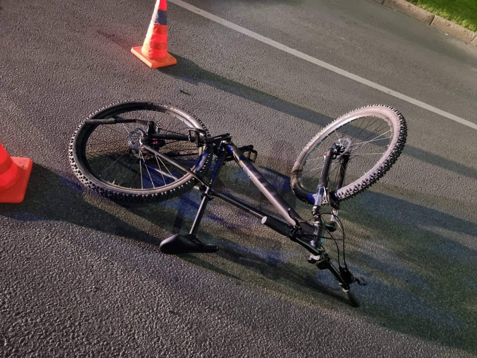 Šiaurės prospekte partrenkta dviratininkė: mergina išgabenta į ligoninę