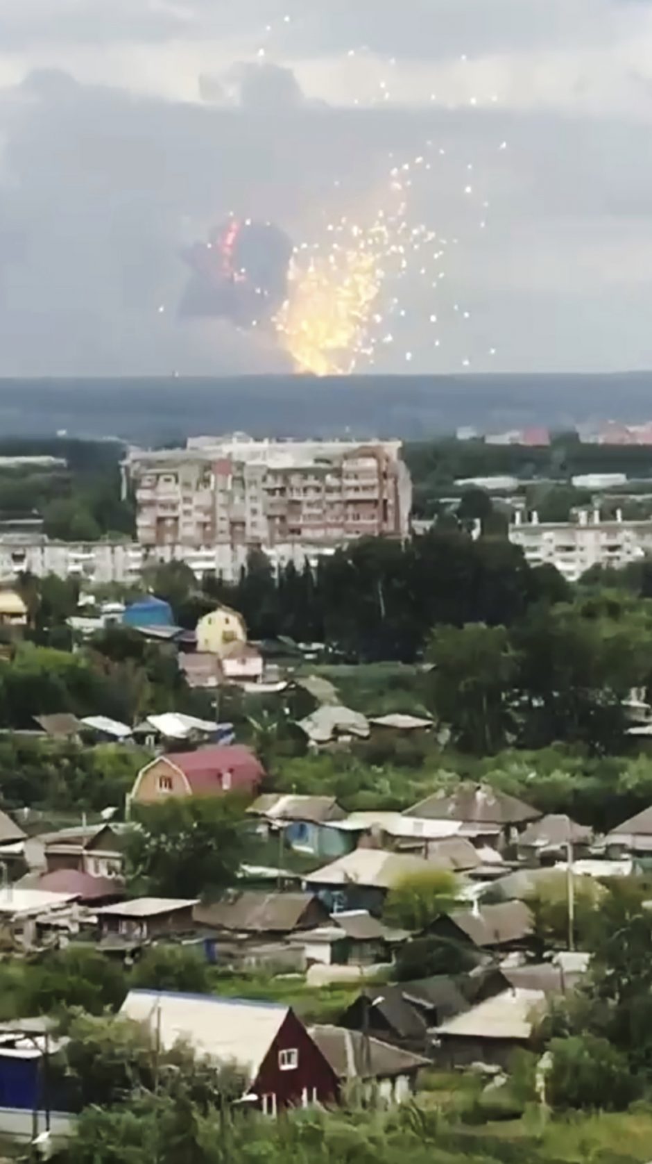 Rusijoje per sprogimus šaudmenų sandėlyje žuvo mažiausiai vienas žmogus