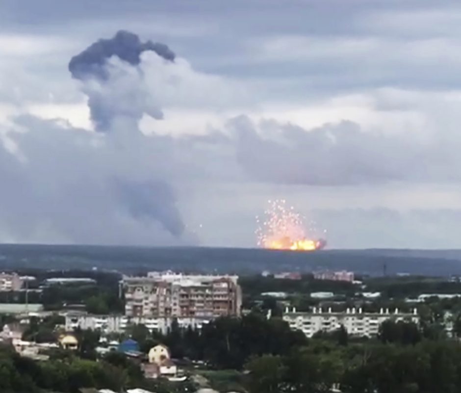 Rusijoje per sprogimus šaudmenų sandėlyje žuvo mažiausiai vienas žmogus