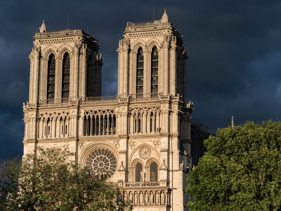 Paryžiaus katedroje bus aukojamos pirmosios mišios po pražūtingo gaisro