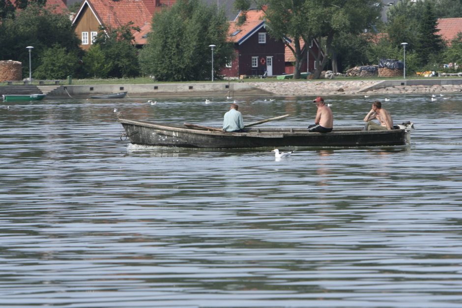 Žvejai tarsi pjudomi vieni su kitais