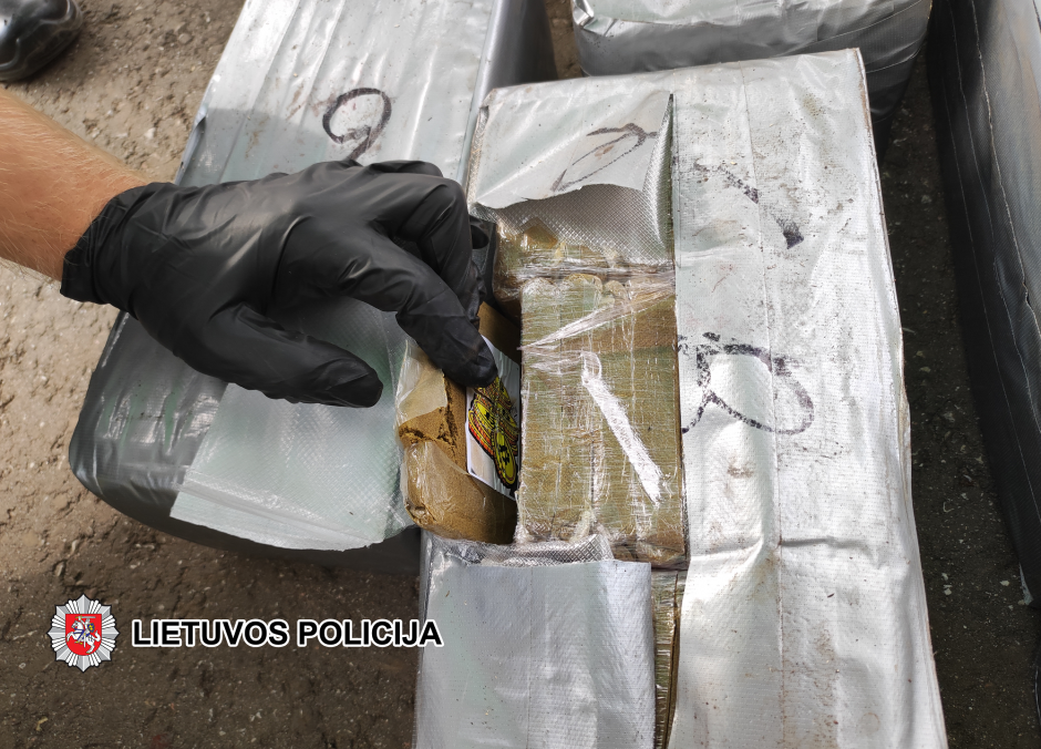 Vilkaviškio rajone sulaikytame vilkike pareigūnai rado 410 kg hašišo