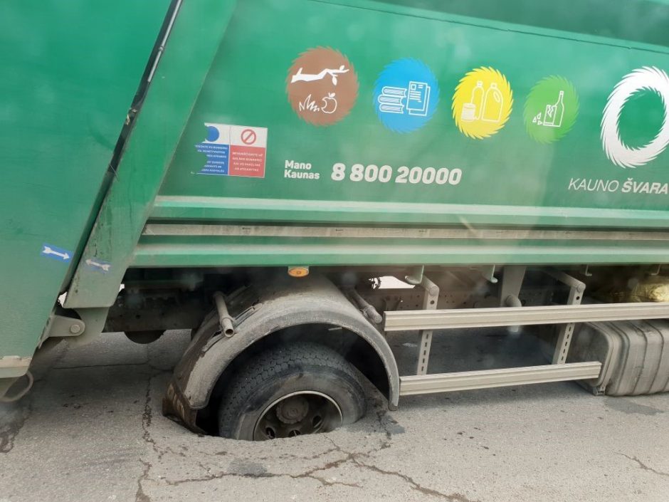 Nekasdienis vaizdas: „Kauno švaros“ sunkvežimio ratas įstrigo duobėje
