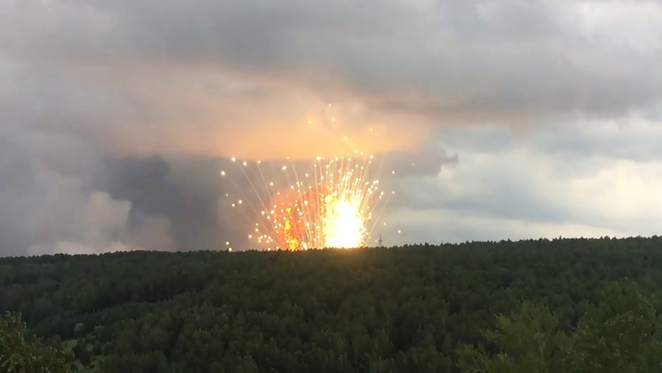 Rusijoje per sprogimus šaudmenų sandėlyje žuvo mažiausiai vienas žmogus