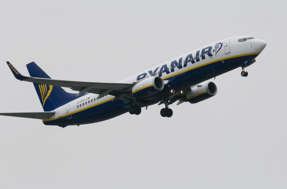 „Ryanair“ svarsto vasarą didinti bilietų kainas