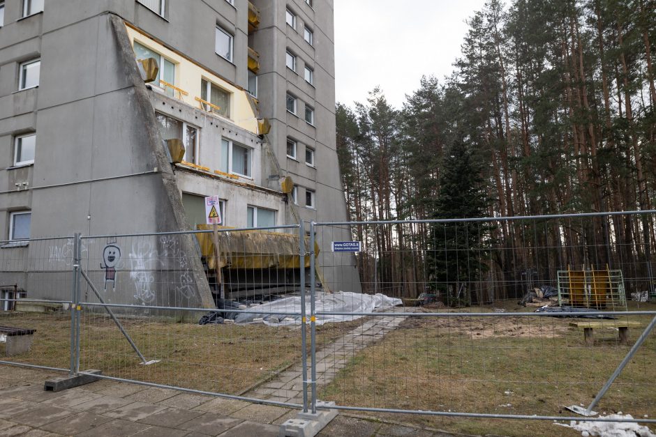 Sostinėje nukritęs balkonas gyventojų dėl renovacijos neįtikino: savivaldybė ragina apsigalvoti