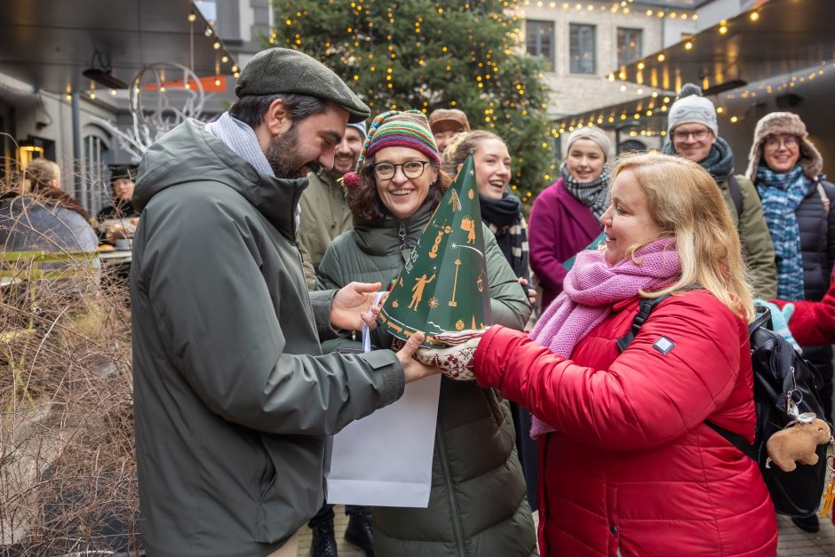 Šventiškai pasipuošusiems verslams ir įstaigoms Vilnius padėkojo choro kalėdinėmis dainomis 