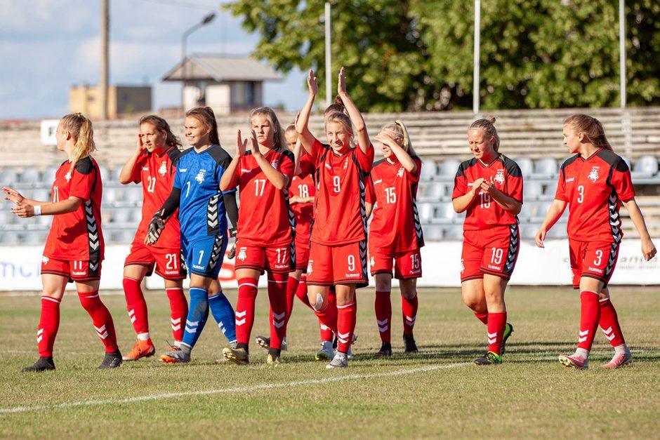 Du trofėjai – Baltijos taurę iškovojo Lietuvos 17-metės ir 19-metės futbolininkės