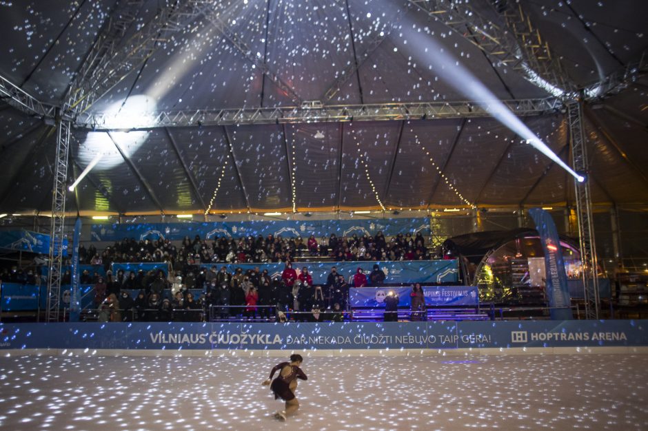 Olimpinis festivalis „Beijing 2022“ atidarytas: D. Montvydas dainomis tirpdė čiuožyklos ledą