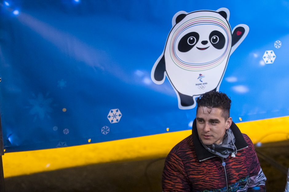 Olimpinis festivalis „Beijing 2022“ atidarytas: D. Montvydas dainomis tirpdė čiuožyklos ledą