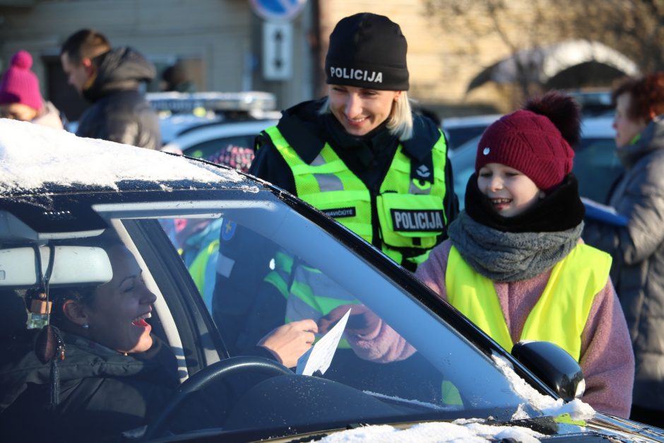 Moksleiviai kartu su pareigūnais dalijo vairuotojams piešinius ir priminė apie saugų eismą