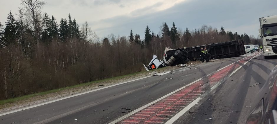 Kauno rajone – tragiška alkoholį vežusio vilkiko ir lengvojo automobilio avarija 