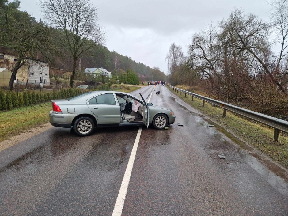 Kauno rajone susidūrė BMW ir „Volvo“