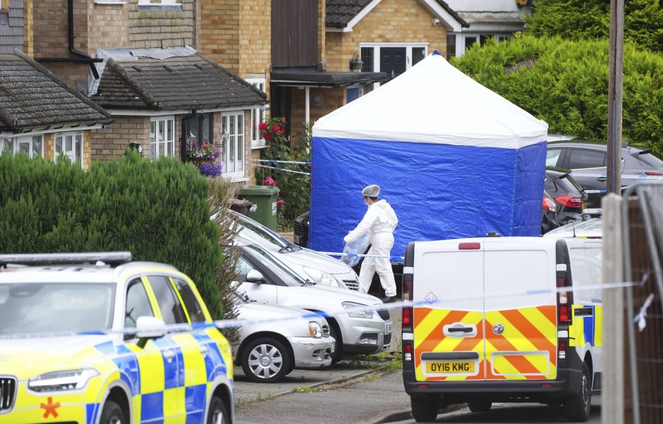 Anglijoje arbaletu nužudytos žinomo žurnalisto dukros ir žmona