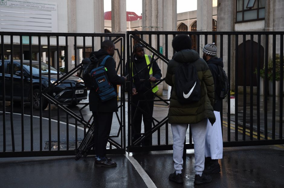 Londono mečetėje areštuotas peiliu pagyvenusį vyrą sužeidęs įtariamasis 