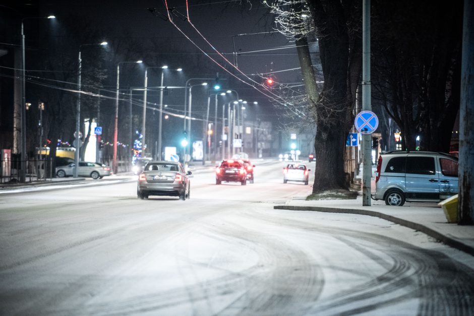 Keliuose esama slidžių ruožų, naktį eismo sąlygas sunkins plikledis ir rūkas