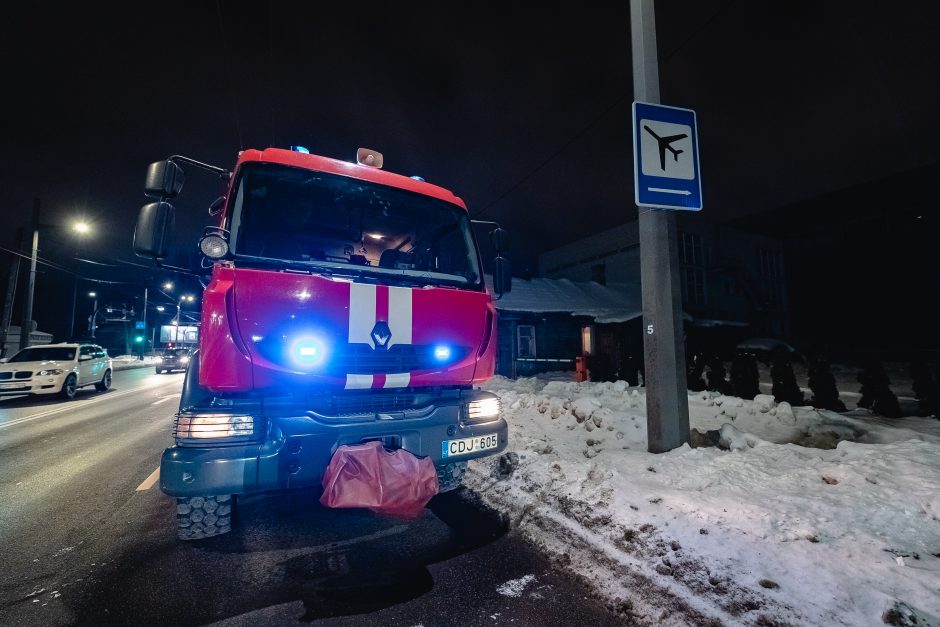 K. Petrausko gatvėje degė namas, iš jo išvestas žmogus