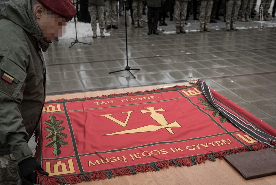 Viename iš „Aitvarų“ dalinių – kovinės vėliavos įteikimo ceremonija 