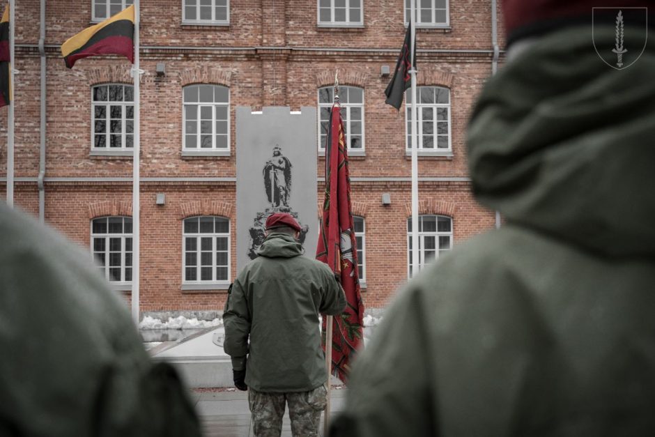 Viename iš „Aitvarų“ dalinių – kovinės vėliavos įteikimo ceremonija 