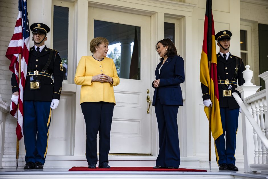 A. Merkel lankosi Baltuosiuose rūmuose