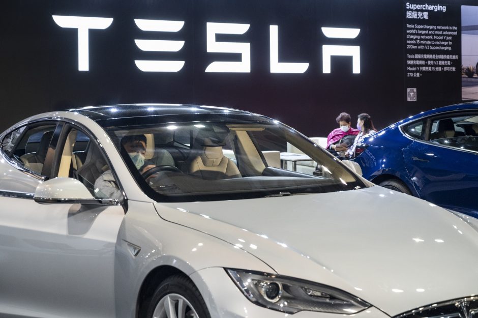 „Tesla“ dėl eismo įvykių rizikos atšaukia beveik pusę milijono automobilių
