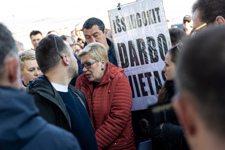 Tęsiant žiedinės sankryžos įrengimą Gariūnuose – prekeivių protestai