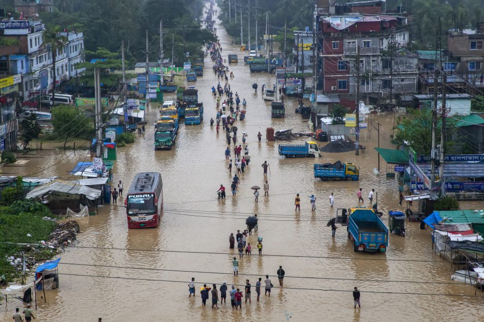 Bangladeše potvyniai ir nuošliaužos pareikalavo 55 gyvybių