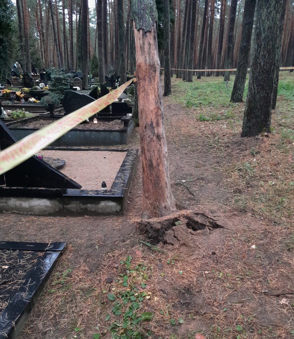 Per plauką nuo tragedijos: į Petrašiūnų kapines teko siųsti ugniagesių gelbėtojų aukštalipius