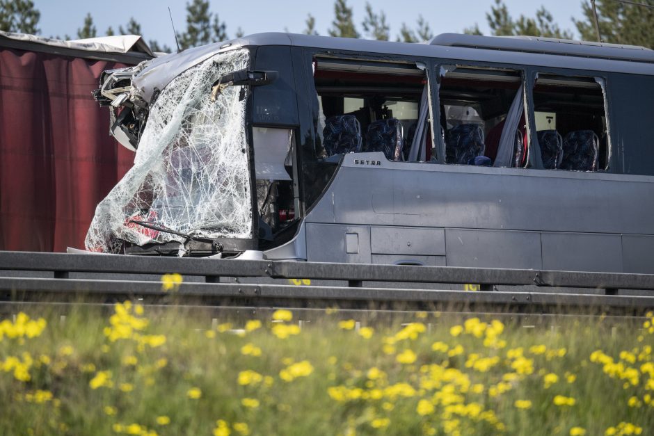 Vokietijoje sunkvežimiui įsirėžus į lenkų autobusą, sužeisti dešimtys žmonių