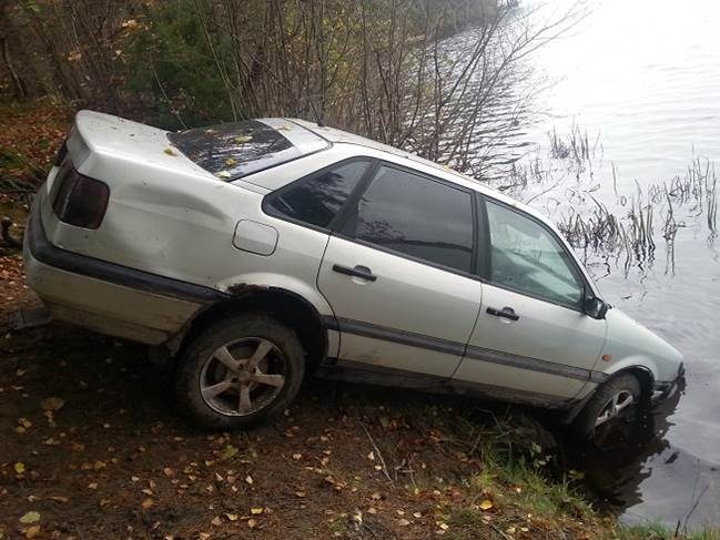 Į tvenkinį Poškonyse nuriedėjo automobilis „Volkswagen Passat“ 