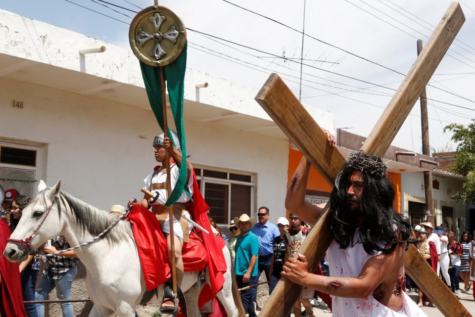 Šimtai tūkstančių žmonių dalyvavo Didžiojo penktadienio procesijoje Meksike