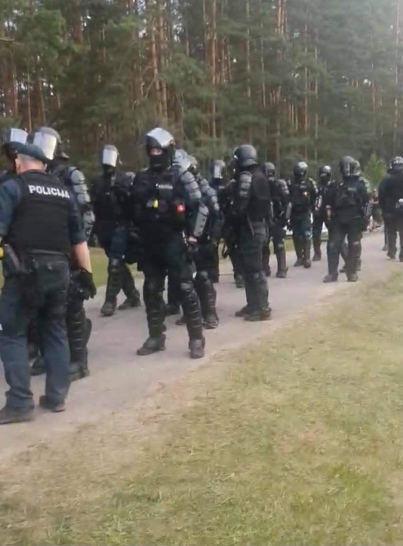 Žmonės nuo kelio prie Rūdninkų poligono nustumti jėga, neramumus malšino riaušių policija 