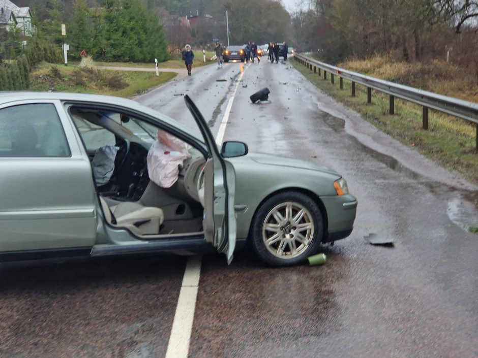 Kauno rajone susidūrė BMW ir „Volvo“