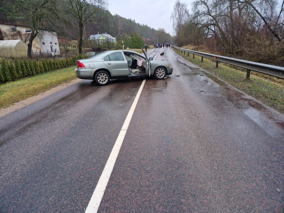 Kauno rajone susidūrė BMW ir „Volvo“