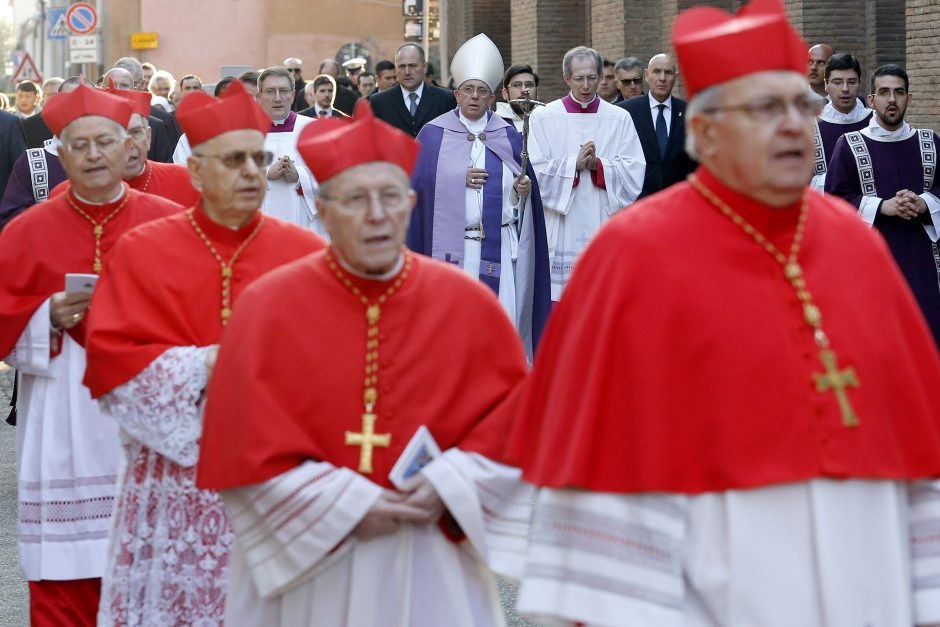 Popiežius dalyvavo Pelenų trečiadienio eisenoje tarp bažnyčių Romoje