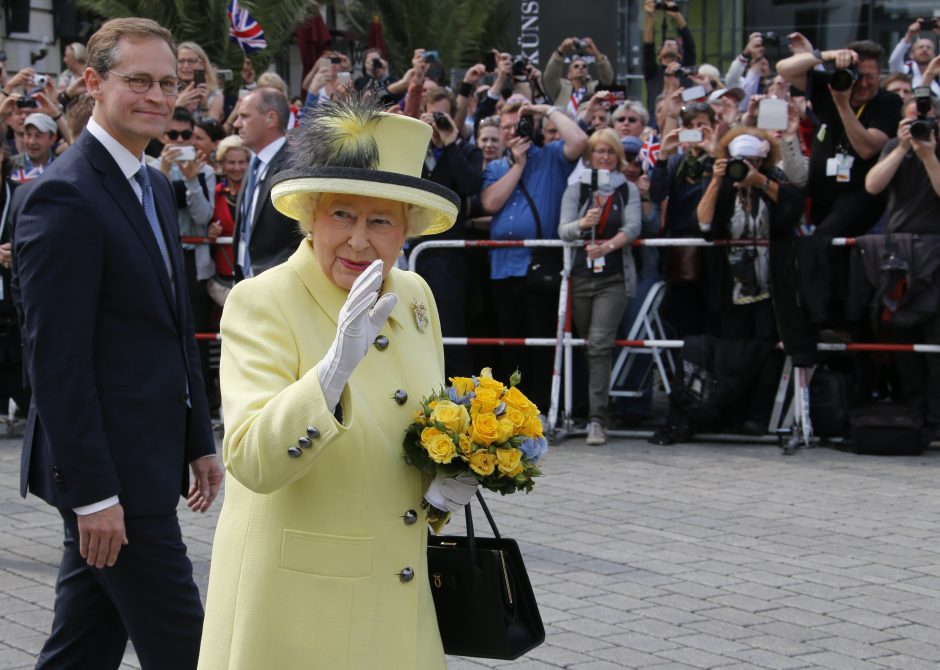 Elizabeth II apsilankė buvusioje nacių koncentracijos stovykloje Vokietijoje