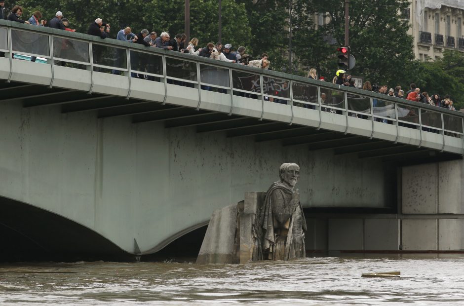 Paryžiuje kario statula po Almos tiltu tapo vandens lygio matuokle