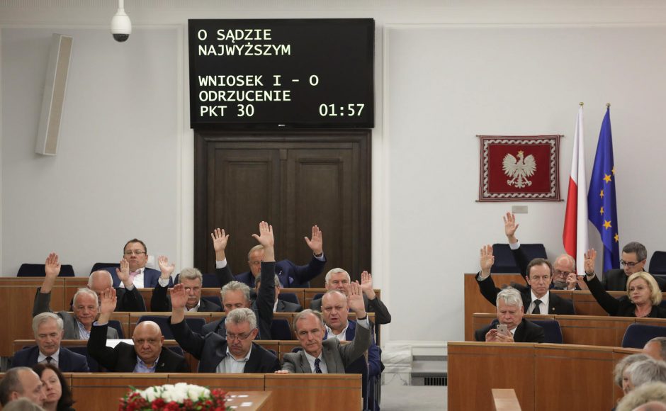 Lenkijos Senatas balsavo prieš ginčijamą žiniasklaidos nuosavybės įstatymą