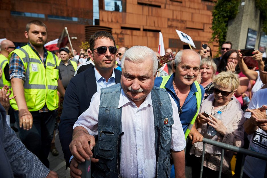 L. Walesa ragina lenkus „visomis priemonėmis“ ginti demokratiją