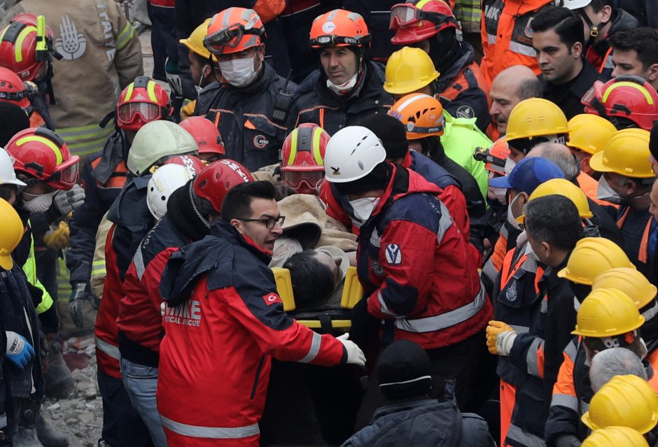 Stambulo daugiabučio griūties aukų padaugėjo iki 15