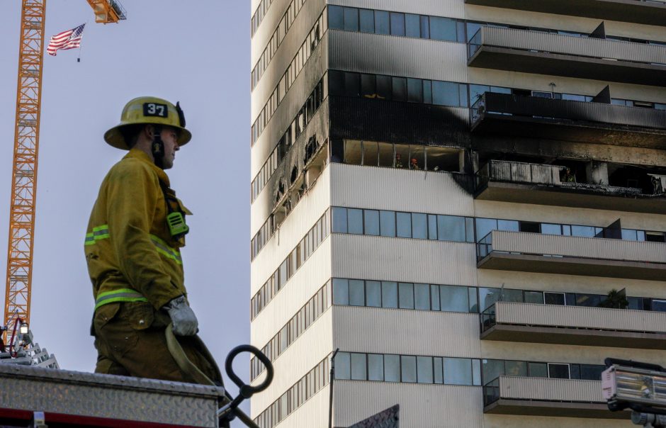 Gyventojai, gelbėdamiesi nuo gaisro Los Andželo daugiaaukštyje, šokinėjo pro langus